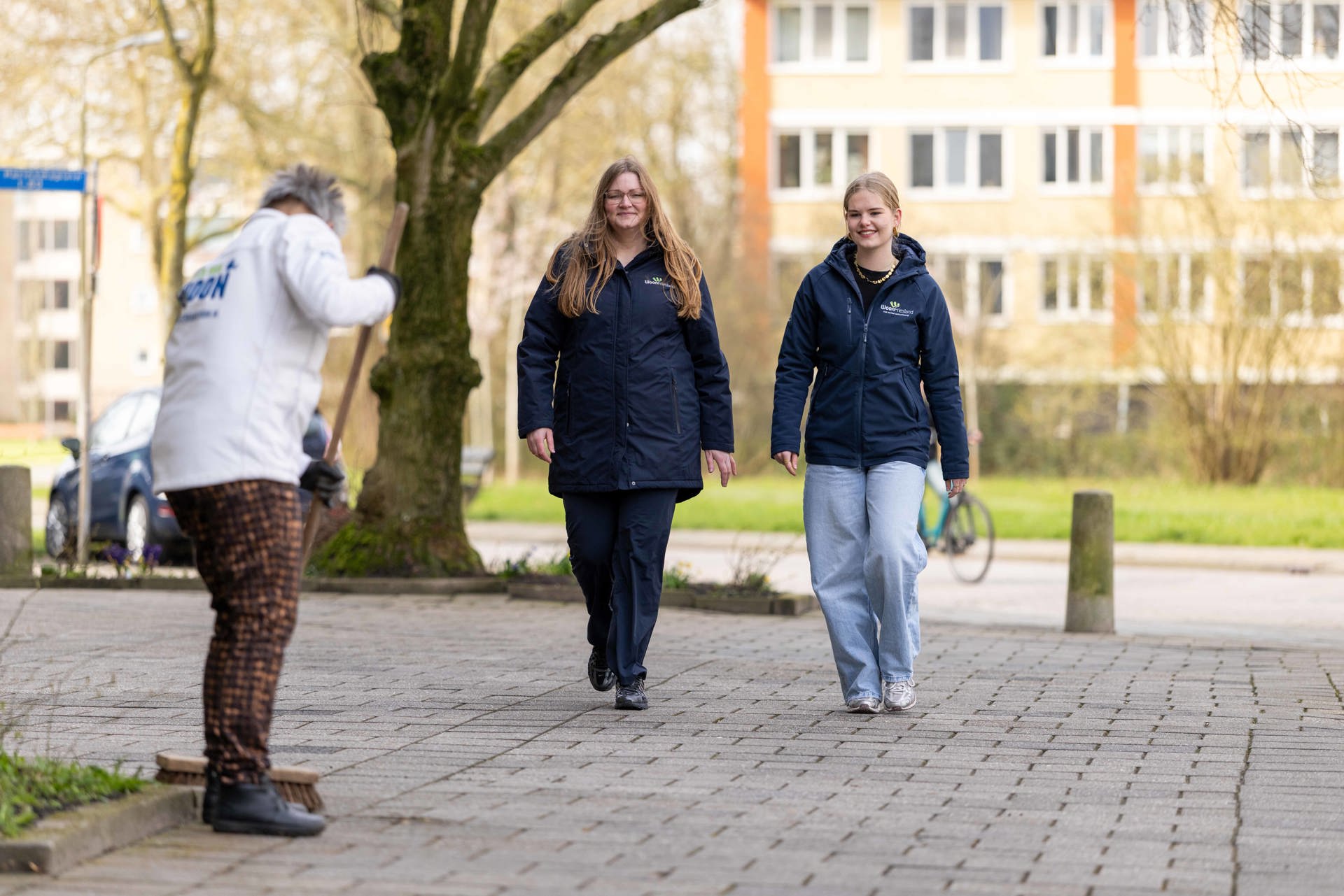 Eva en Eline samen in de wijk