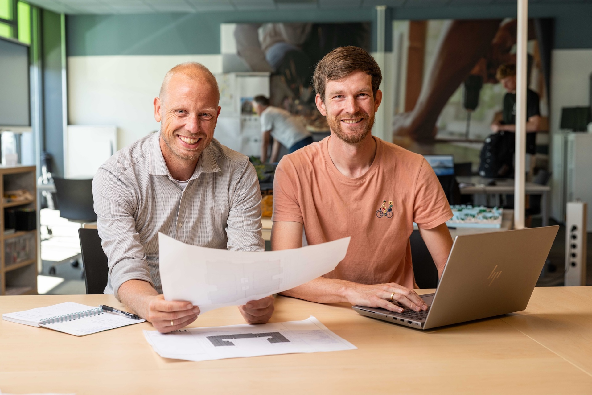 Docenten Firda bekijken stukken