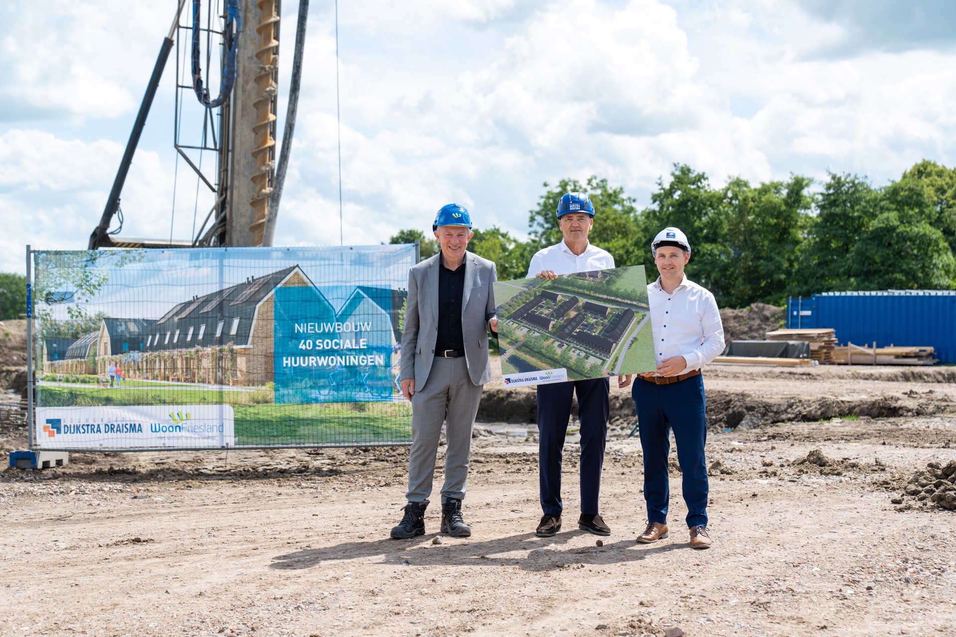 Gerrit Breeman, Biense Dijkstra en Tjebbe van der Meer tijdens de start bouw in Drachten