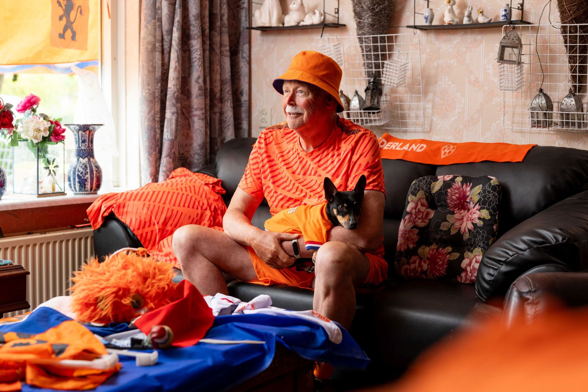 Oranjefan kijkt voetbal in zijn huis