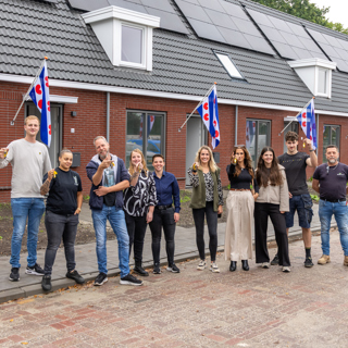 De nieuwe bewoners van WoonFriesland aan de Schoolstraat in Donkerbroek