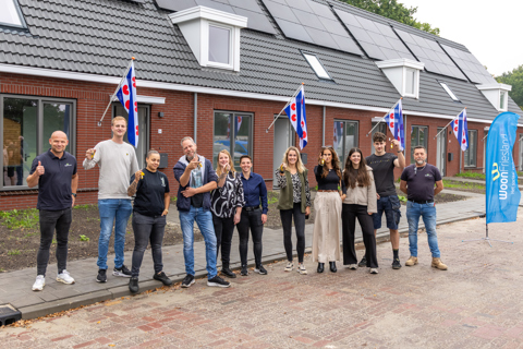 De nieuwe bewoners van WoonFriesland aan de Schoolstraat in Donkerbroek