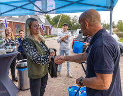 Bewoonster ontvangt sleutels van haar nieuwbouwwoning in Donkerbroek