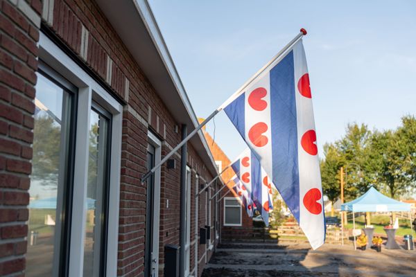 Friese vlaggen wapperen aan nieuwbouwwoningen in Hempens